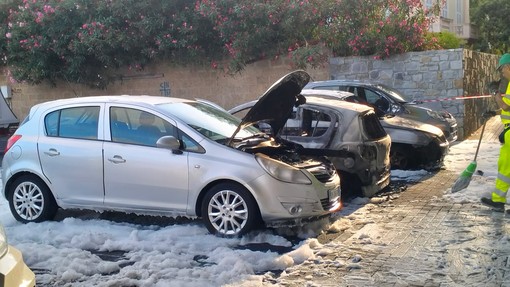 Fermati due uomini per l’incendio di quattro auto a Imperia