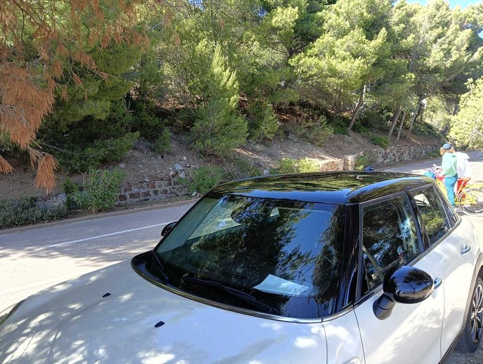 San Lorenzo al Mare, parcheggia sulla ciclabile e lascia un biglietto: “Arrivo alle 17.30” (Foto) San Lorenzo al Mare, parcheggia sulla ciclabile e lascia un biglietto: “Arrivo alle 17.30” (Foto)