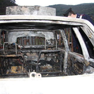 Sanremo: vecchia auto prende fuoco sulla strada verso Bussana vecchia, intervento dei VVF