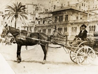 commerciante che va la mercato di Sanremo
