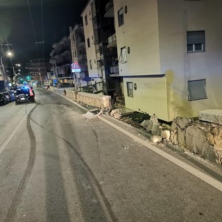 Arma di Taggia: auto abbatte muretto e scappa, l'incidente in serata
