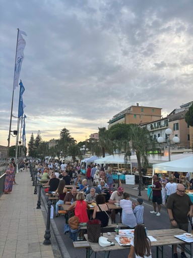 Sanremo, grande successo per la nona edizione di "A tavola sul Porto Vecchio" Sanremo, grande successo per la nona edizione di "A tavola sul Porto Vecchio"