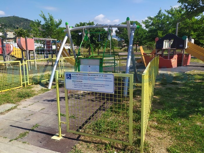 L'altalena presente, prima della rimozione, al parco urbano