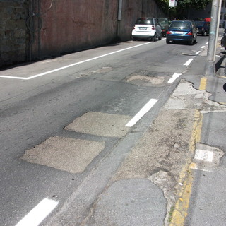 Sanremo: la beffa in via Galilei della segnaletica nuova tracciata su un asfalto vecchio e rotto