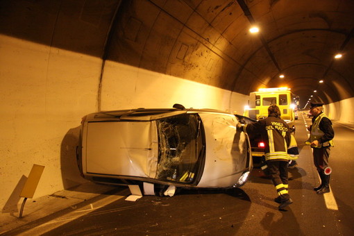 Sanremo: incidente in autostrada, auto si capotta ma fortunatamente il conducente è illeso