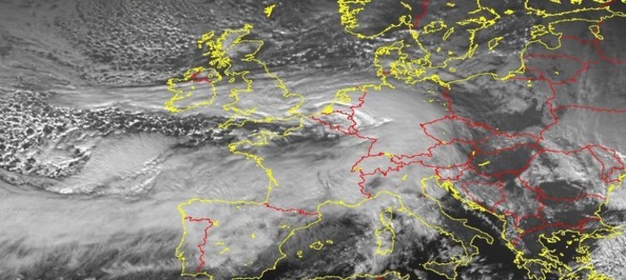 Maltempo: l'allerta diventa arancione anche in provincia di Imperia. Scuole chiuse domani mattina Maltempo: l'allerta diventa arancione anche in provincia di Imperia. Scuole chiuse domani mattina