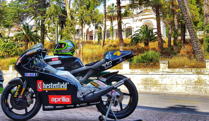 Ospedaletti: l'Aprilia 250 con cui Max Biaggi vinse il suo primo mondiale immortalata davanti a villa Sultana