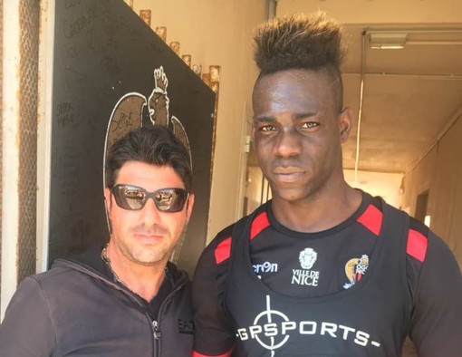 FOTONOTIZIA: Mister Alessandro Garelli in posa con Mario Balotelli FOTONOTIZIA: Mister Alessandro Garelli in posa con Mario Balotelli