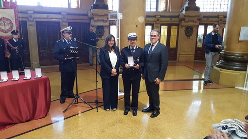 Due agenti delle Municipali ponentine premiati oggi a Genova per la 'Giornata regionale della Polizia Locale' (Foto) Due agenti delle Municipali ponentine premiati oggi a Genova per la 'Giornata regionale della Polizia Locale' (Foto)