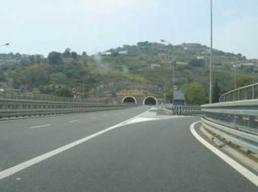 Sanremo: auto contromano in Aurelia Bis, Panda grigia rischia la collisione con tre vetture