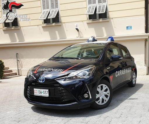 Da ieri in servizio al comando provinciale dei Carabinieri la prima auto con i colori istituzionali dotata di motore ibrido Da ieri in servizio al comando provinciale dei Carabinieri la prima auto con i colori istituzionali dotata di motore ibrido