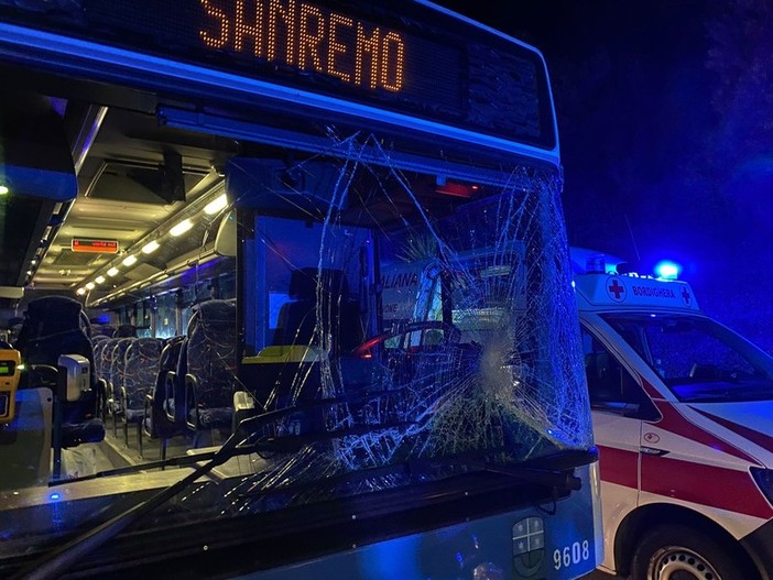 Perinaldo, aggredito l'autista di un pullman della Riviera Trasporti Perinaldo, aggredito l'autista di un pullman della Riviera Trasporti