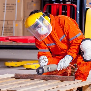 Abbigliamento da lavoro: meglio acquistare o noleggiare? Abbigliamento da lavoro: meglio acquistare o noleggiare?