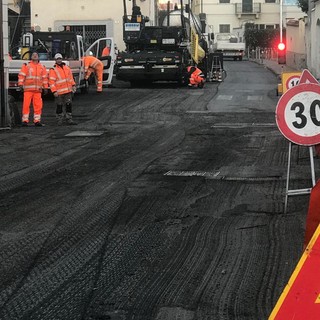 Diano Marina: proseguono a pieno regime i lavori di asfaltatura su via Battisti, la consegna a breve Diano Marina: proseguono a pieno regime i lavori di asfaltatura su via Battisti, la consegna a breve