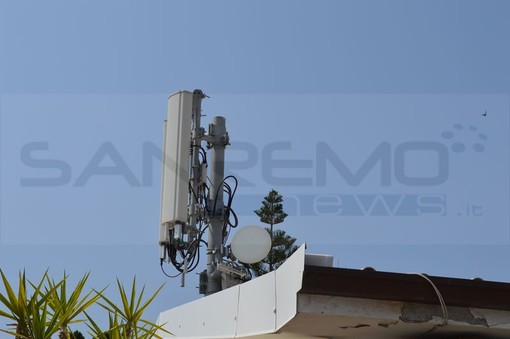 Arma di Taggia: antenna radio base per cellulari a pochi metri dalle abitazioni, la denuncia dei residenti di via Castelletti