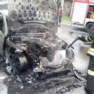 Ancora fuoco a Ponente: incendiata macchina di un romeno in frazione Sealza a Ventimiglia