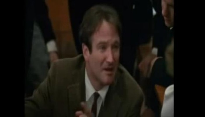 Un frame da "L'attimo fuggente"