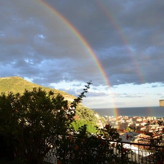 Da Ventimiglia e Vallecrosia, le foto di due lettori dell'arcobaleno di questa sera Da Ventimiglia e Vallecrosia, le foto di due lettori dell'arcobaleno di questa sera