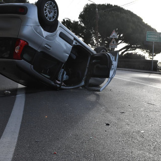 Tamponamento all'ingresso di Ospedaletti: auto capottata e guidatrice trasferita in Ospedale (Foto)