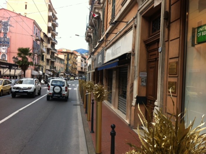 Serrata a Ventimiglia: giovedì oltre ai commercianti protestano anche operatori del Mercato coperto e studenti, si prepara la mobilitazione Serrata a Ventimiglia: giovedì oltre ai commercianti protestano anche operatori del Mercato coperto e studenti, si prepara la mobilitazione