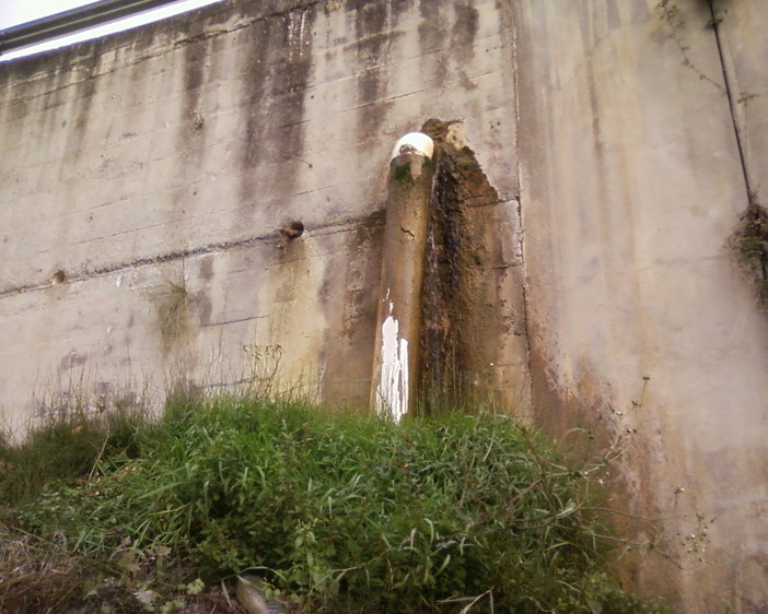 Sanremo: fuoriuscita d'acqua da muraglione, la segnalazione con foto di un lettore