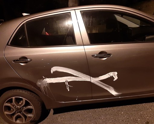 Imperia: parcheggia l'auto sopra l'ospedale e gliela verniciano, il racconto di un lettore (foto) Imperia: parcheggia l'auto sopra l'ospedale e gliela verniciano, il racconto di un lettore (foto)