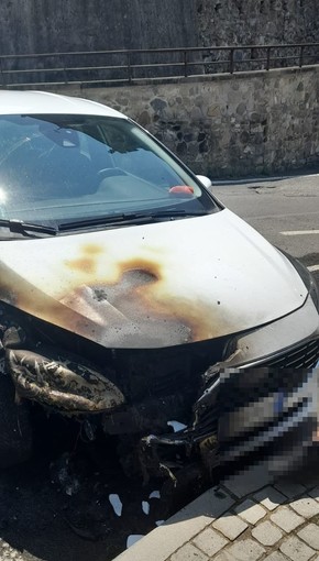 Vallecrosia: due roghi di auto in un mese e mezzo, probabile caso di gelosia e indagini in corso Vallecrosia: due roghi di auto in un mese e mezzo, probabile caso di gelosia e indagini in corso