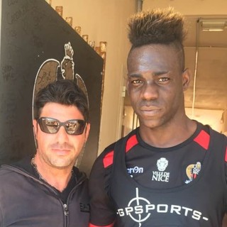 FOTONOTIZIA: Mister Alessandro Garelli in posa con Mario Balotelli FOTONOTIZIA: Mister Alessandro Garelli in posa con Mario Balotelli