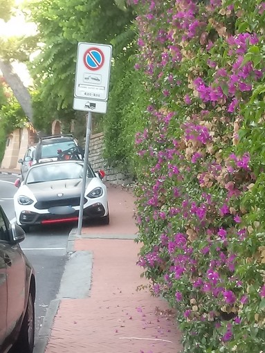 Ospedaletti: auto posteggiate sul marciapiede in via Cavour, la segnalazione con foto di un lettore