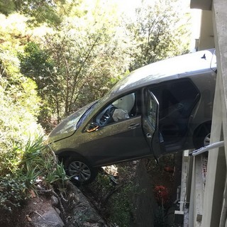 Sanremo: tragedia sfiorata a Capo Nero. Un'auto è uscita fuori strada finendo sulla scogliera