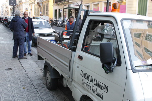 Sanremo: nuova segnaletica orizzontale in via Roma, sopralluogo in centro per l'assessore Fera
