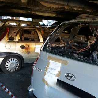 Ventimiglia: raid incendiario nella notte, a fuoco auto in via Tenda e parte di un dehor in passeggiata Oberdan (Foto)