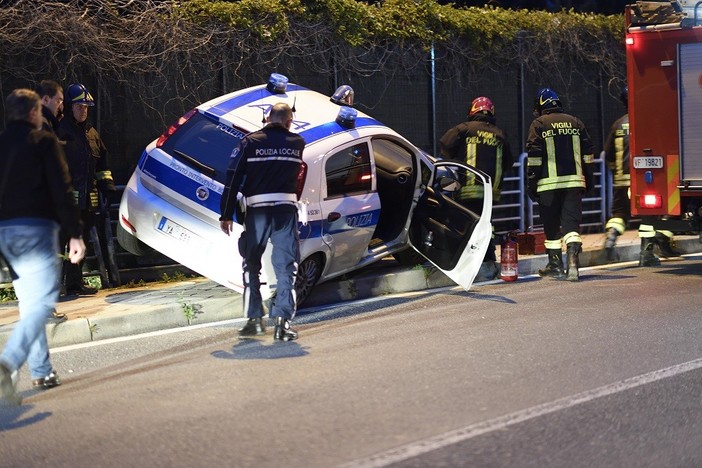 Sanremo: malore alla guida, auto della Polizia Municipale fuori strada in via Pietro Agosti (Foto e Video)