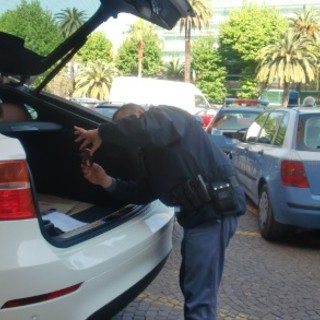 Ventimiglia: arrestato dalla Polizia Stradale al volante di una Bmw X6 rubata in Campania