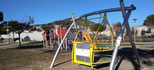 Imperia: a poco più di un mese dall'inaugurazione danneggiata l'altalena inclusiva al parco urbano. L'Assessore Parodi: "Colpa di chi la usa impropriamente"