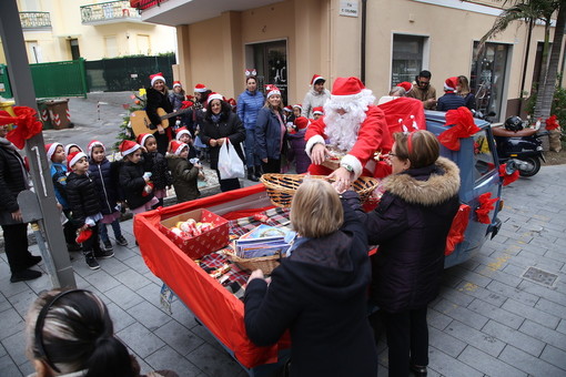 Arma di Taggia: alberi di Natale addobbati in via Colombo grazie ai bimbi della scuola dell'infanzia Arma di Taggia: alberi di Natale addobbati in via Colombo grazie ai bimbi della scuola dell'infanzia