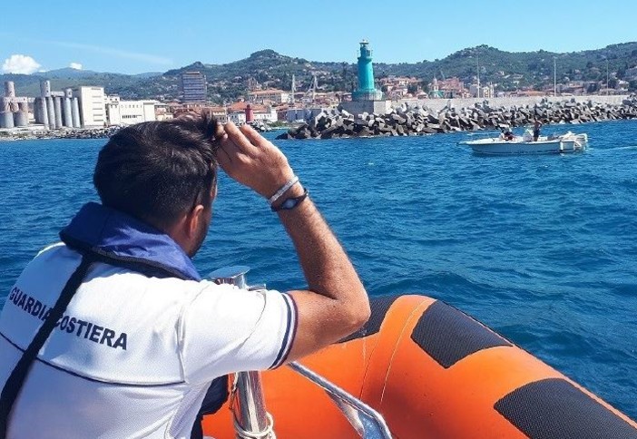 Barca a vela in difficoltà al largo di Bordighera: intervento della Guardia Costiera di Sanremo Barca a vela in difficoltà al largo di Bordighera: intervento della Guardia Costiera di Sanremo