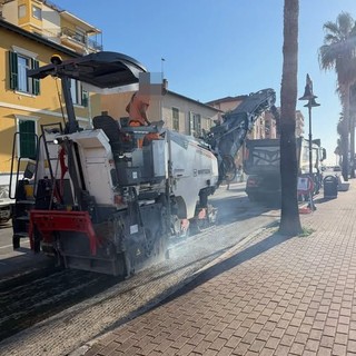 Ventimiglia, asfaltatura sul lungomare: proseguono i lavori Ventimiglia, asfaltatura sul lungomare: proseguono i lavori
