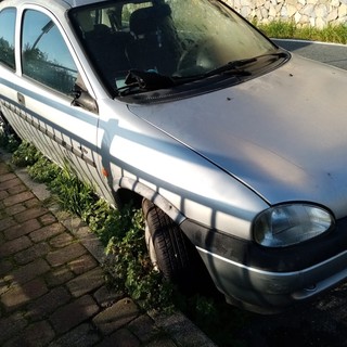 Imperia: auto abbandonate in via don Minzoni, protestano gli abitanti "Occupano parcheggi e impediscono alla Teknoservice di pulire" (foto) Imperia: auto abbandonate in via don Minzoni, protestano gli abitanti "Occupano parcheggi e impediscono alla Teknoservice di pulire" (foto)