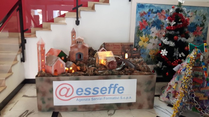 Ventimiglia: gli studenti della @esseffe hanno realizzato un presepe nell'atrio del Comune