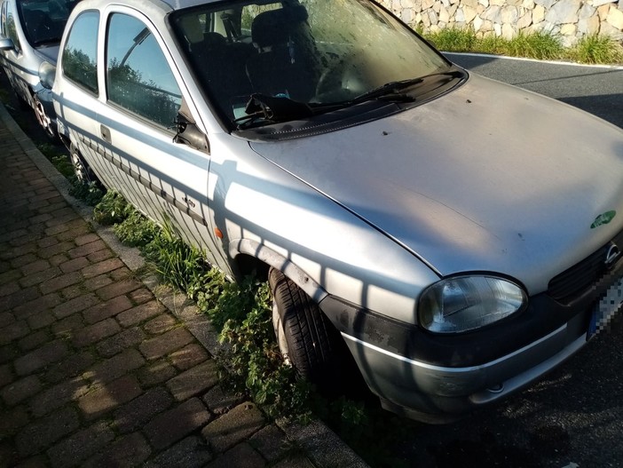 Imperia: auto abbandonate in via don Minzoni, protestano gli abitanti "Occupano parcheggi e impediscono alla Teknoservice di pulire" (foto) Imperia: auto abbandonate in via don Minzoni, protestano gli abitanti "Occupano parcheggi e impediscono alla Teknoservice di pulire" (foto)
