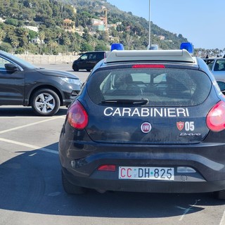 Rapinano con calci e pugni un giovane di San Lorenzo al Mare: in manette due quarantenni Rapinano con calci e pugni un giovane di San Lorenzo al Mare: in manette due quarantenni