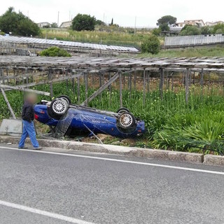 Sanremo: auto fuori controllo in via Padre Semeria, il mezzo si ribalta e finisce in una campagna