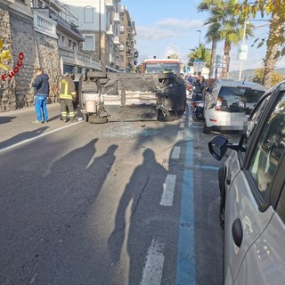 Imperia, auto francese si cappotta in corso Garibaldi: mobilitazione di soccorsi (foto) Imperia, auto francese si cappotta in corso Garibaldi: mobilitazione di soccorsi (foto)