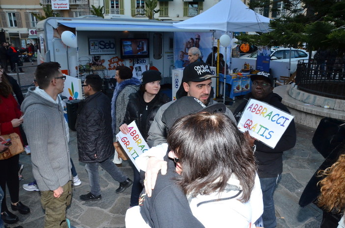 Sanremo: i volontari della Fraternità "Giovanni Paolo II°" in piazza Colombo per dispensare 'abbracci gratis'