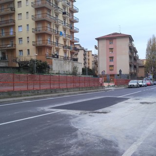 Imperia: riparato il guasto che ha causato il cedimento dell'asfalto in via Acquarone (foto)