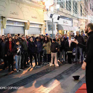 Sanremo: gli artisti di strada presenti in centro incantano le famiglie a passeggio nelle vie del centro