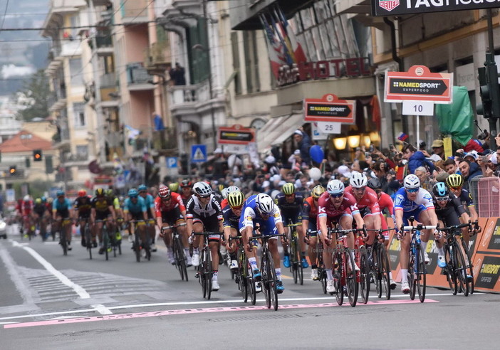 Oggi arriva in riviera la 'Milano-Sanremo': la guida completa alla 'Classicissima' tra divieti, percorso e partecipanti Oggi arriva in riviera la 'Milano-Sanremo': la guida completa alla 'Classicissima' tra divieti, percorso e partecipanti