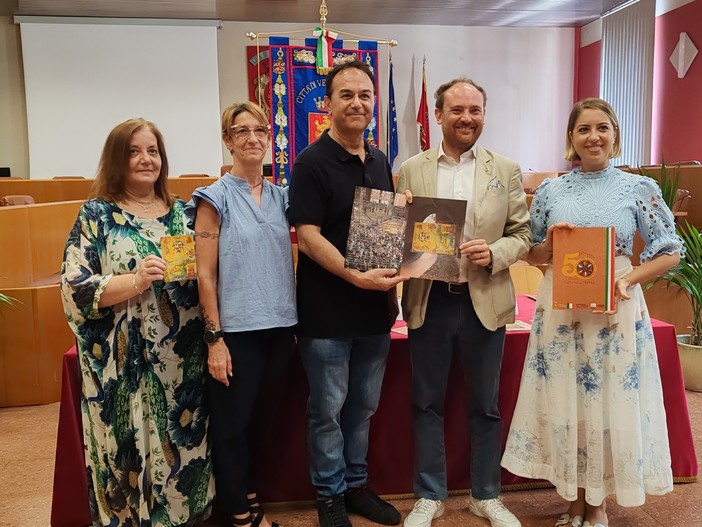 Ventimiglia svela l'annullo filatelico dedicato al 50° anniversario dell'Agosto Medievale (Foto e video) Ventimiglia svela l'annullo filatelico dedicato al 50° anniversario dell'Agosto Medievale (Foto e video)