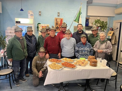 Vallecrosia, si avvicina il Natale: scambio di auguri tra gli Alpini